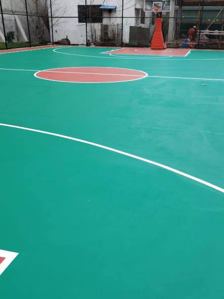 洛浦 球场长期使用易出现地面开裂
